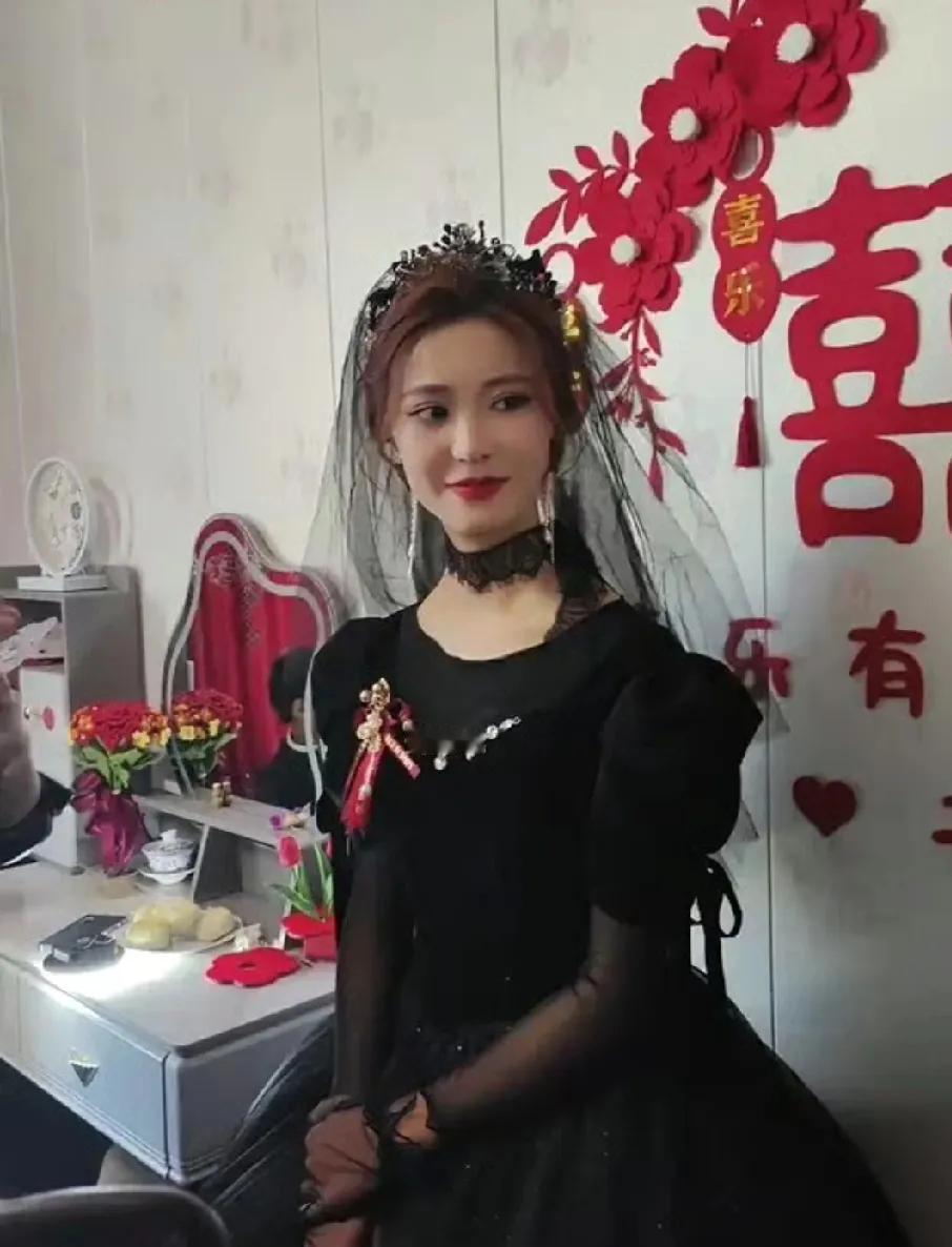 刷到朋友婚礼现场图，新娘一身黑纱出场直接把我看懵——这哪里是结婚，分明是小说里的