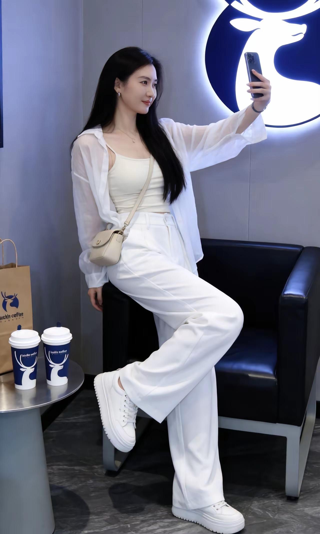 白色套装搭配透明衬衫，简约又时尚，咖啡馆自拍，轻松惬意！📸👗👟