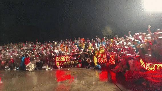 国超新剧杀青，这线下人头数真是可怕啊 ​​​