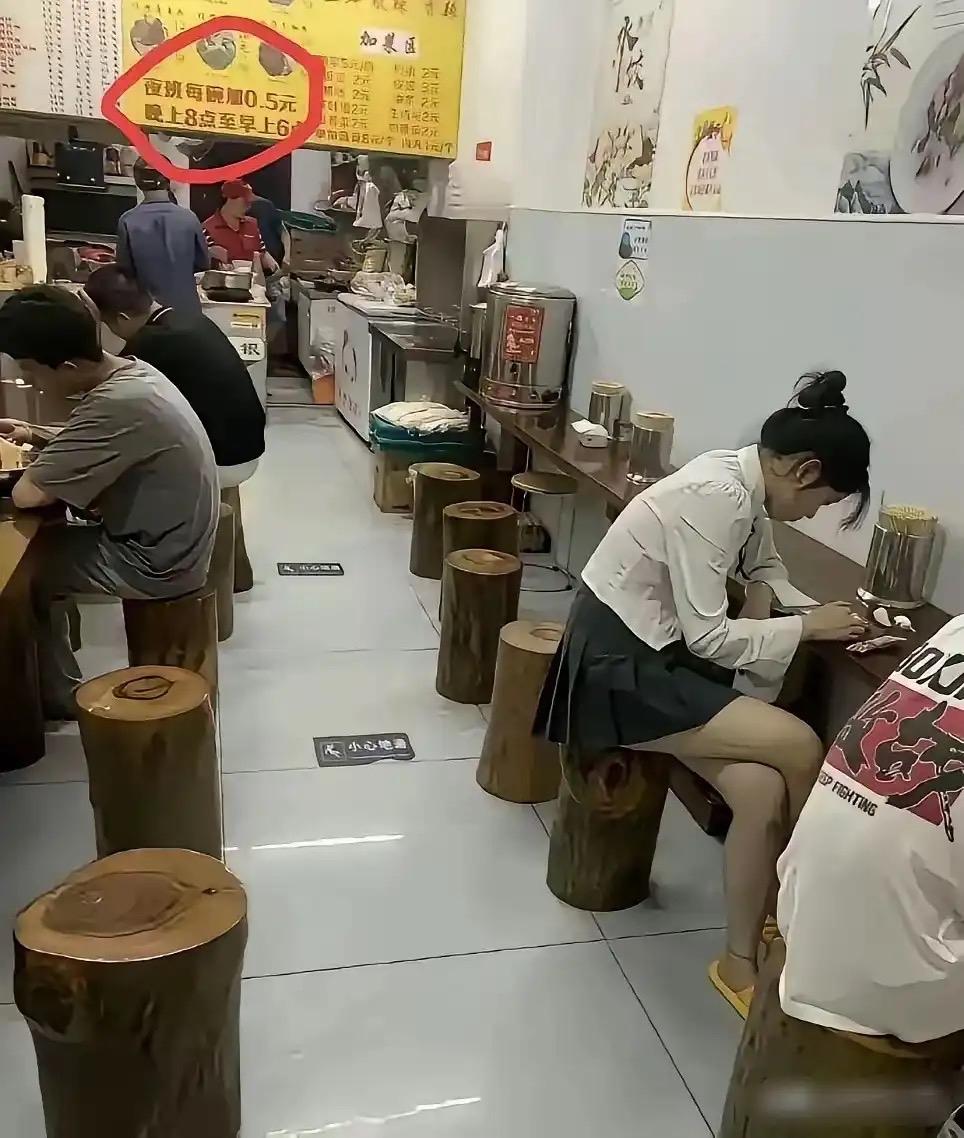 真的少见！别的夜宵店都抢着做夜宵生意，这家店反而贴出告示，夜宵每单多加0.5元。
