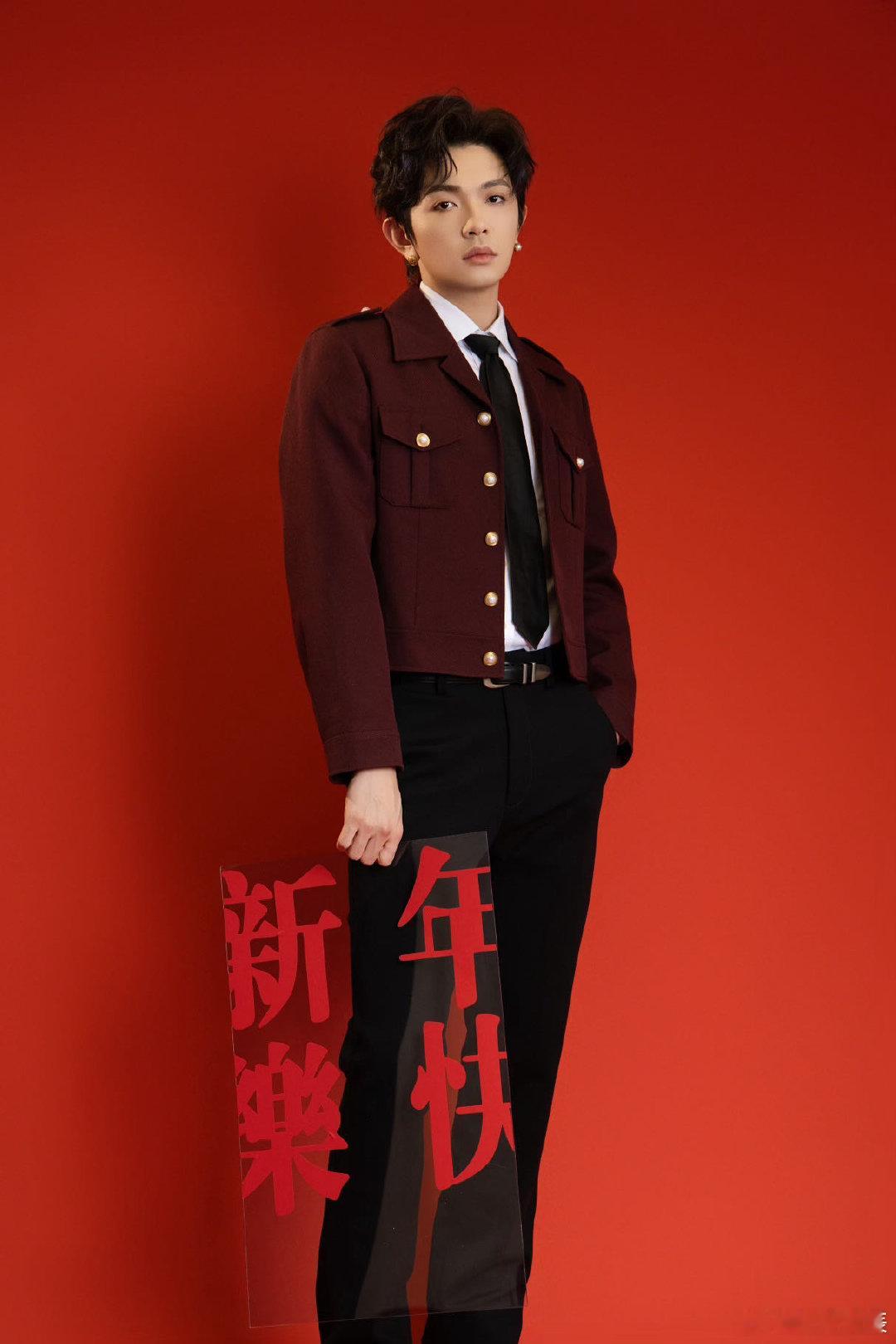 颜人中不语只是一味搂席  塞谁能想到顏人中 在央视 春晚  后台居然趁着大家不注