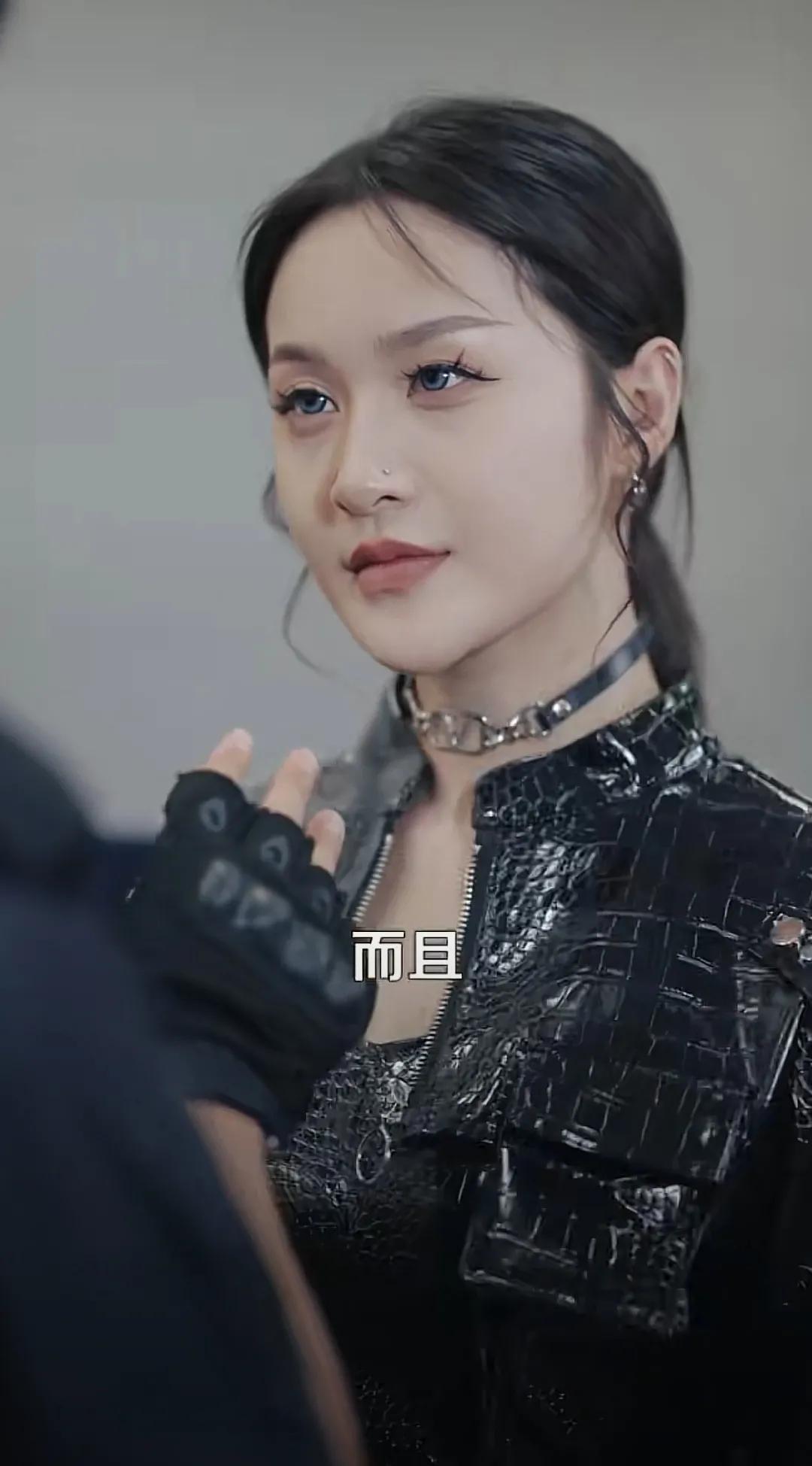 中午刷了下短剧《下山后我横扫一切》，真的是尬到我了。

男女主角以及配角颜值都一