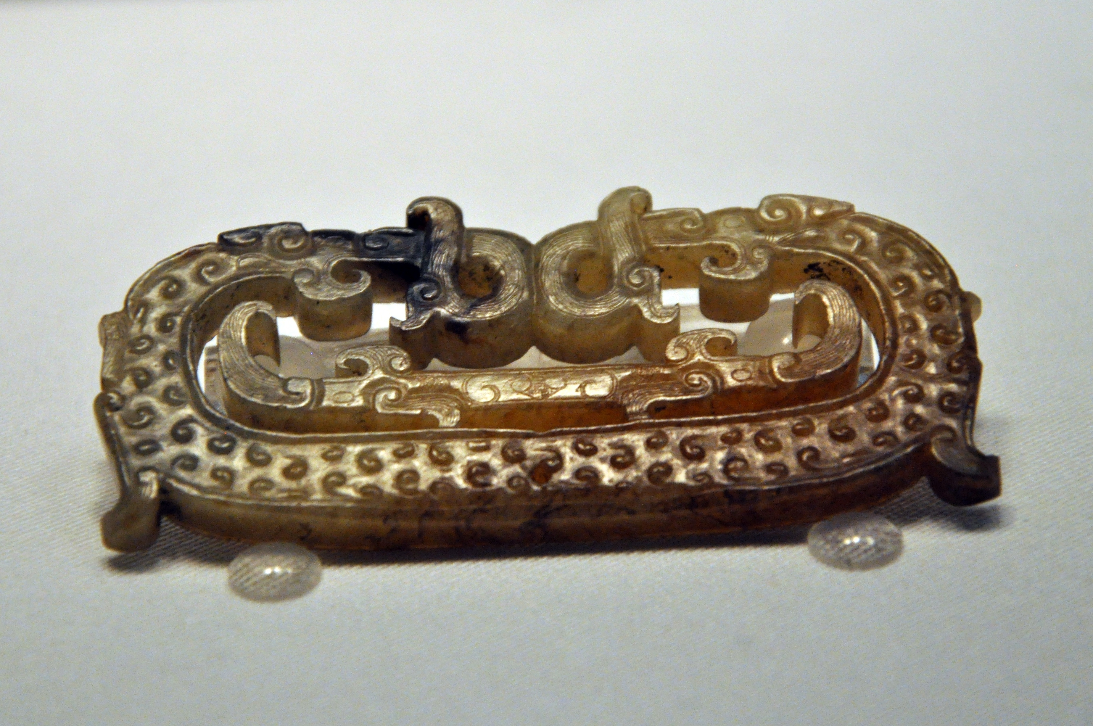 湖北荆州博物馆藏荆州院墙湾战国楚墓出土 镂空龙形玉佩 