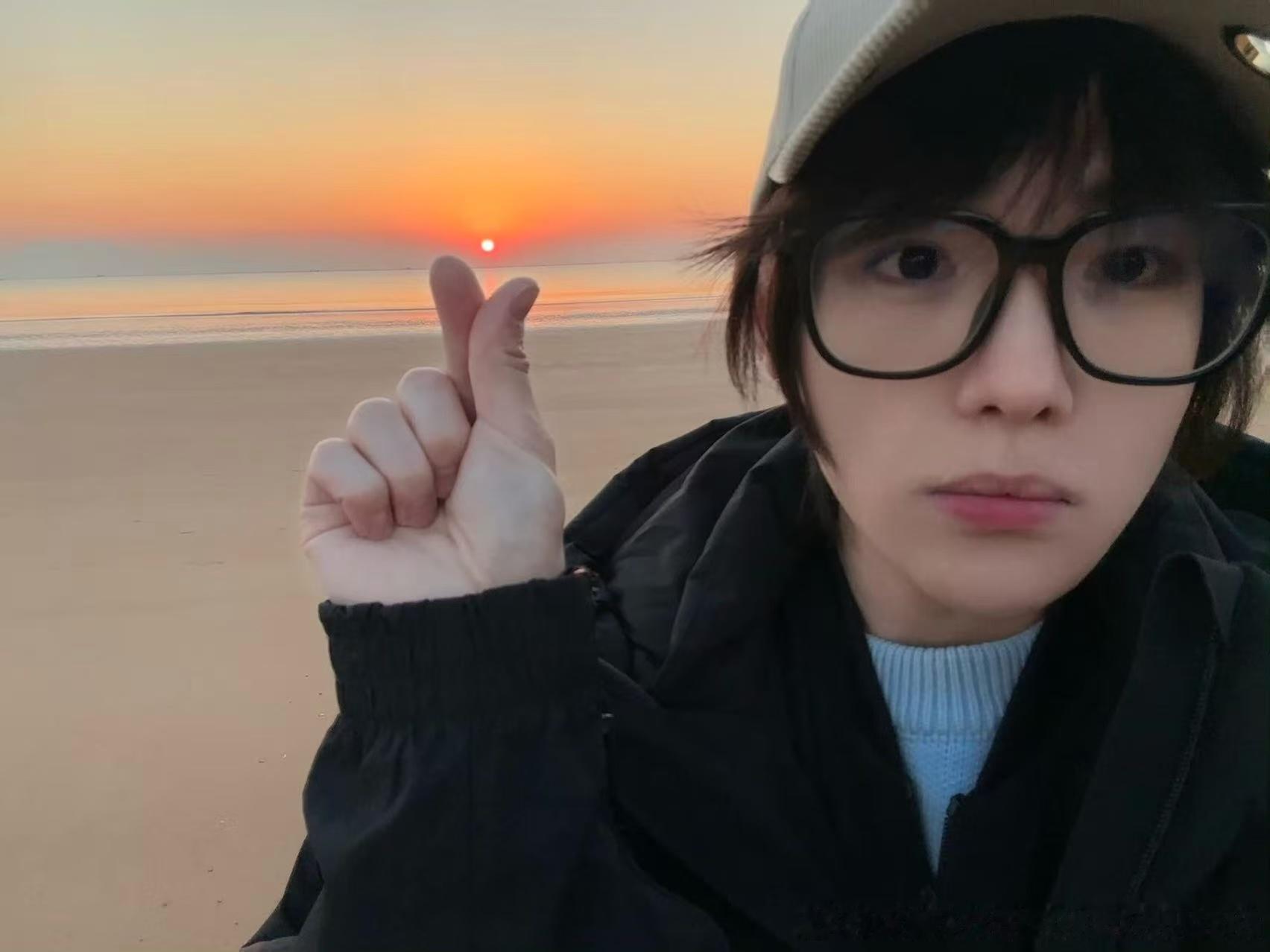 AG司马光带网友早起看日出 浪漫值超标！AG司马光在线陪看日出，晨光配美男，早起