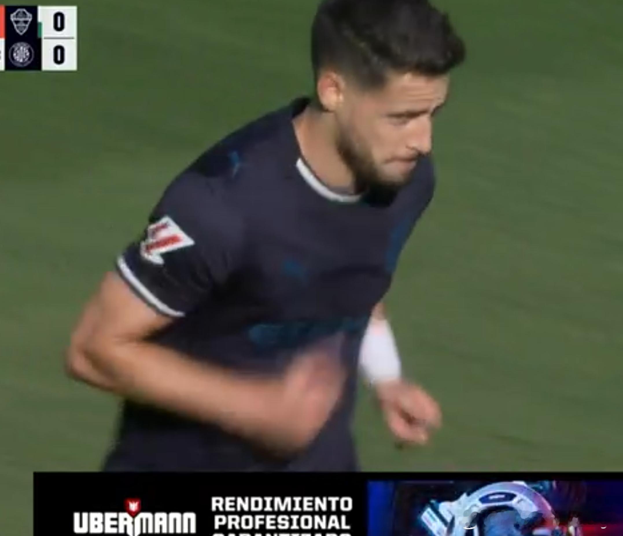 我想知道吉罗纳这套衣服是不是对主赞助商的不尊重？完全看不到一点，全是糊的 