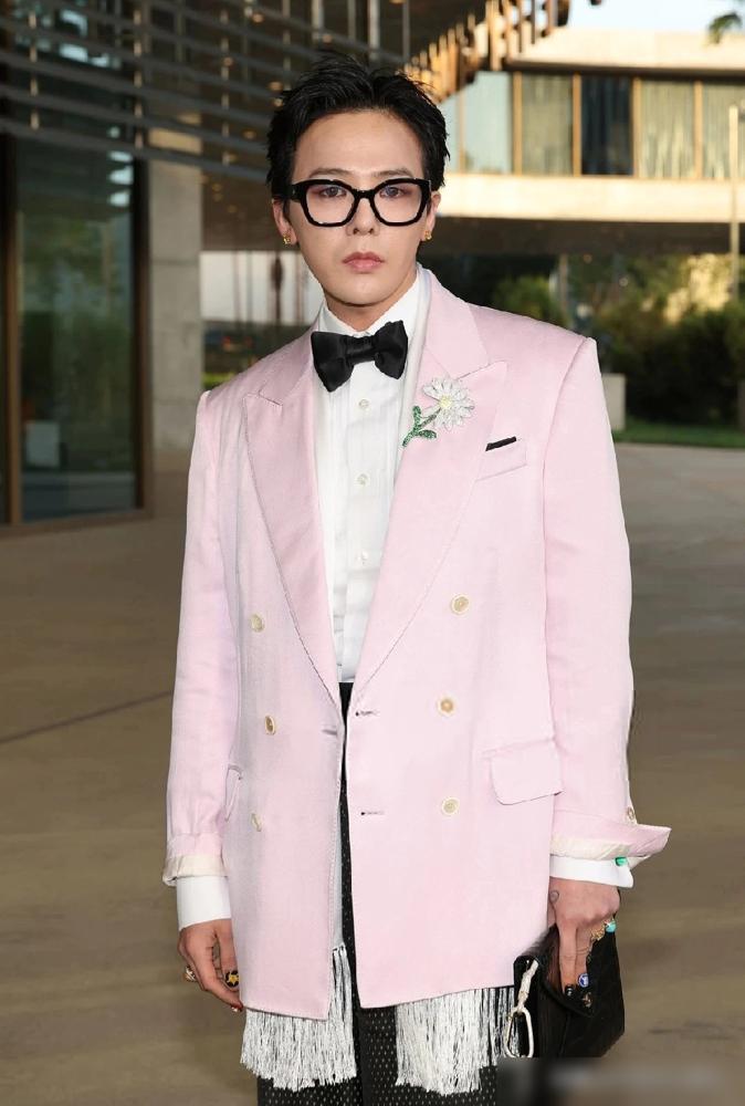 粉色西装配烟熏妆，指甲涂得比女人还花。权志龙退伍回来，是彻底不装了，龙神直接变龙