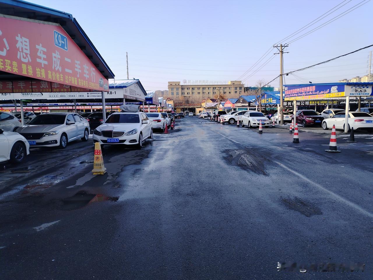 偌大的二手车市场连个买车的人影子都没有，还记得2016年我买第一辆车时，通汇二手