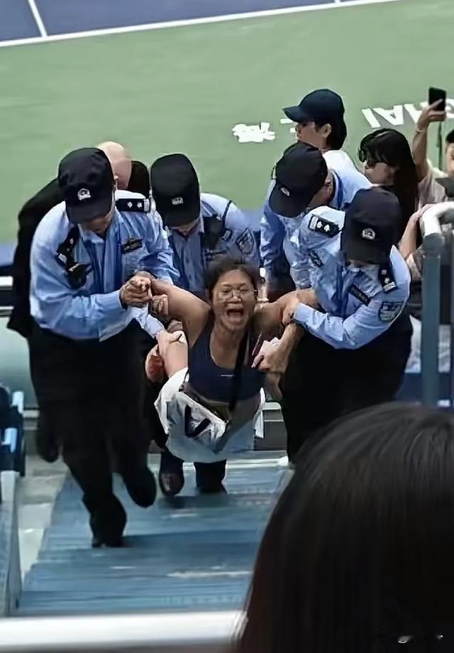 亮护照扰赛女子被抬离 全场鼓掌

就在10月1日，上海网球大师赛现场出了个闹剧。