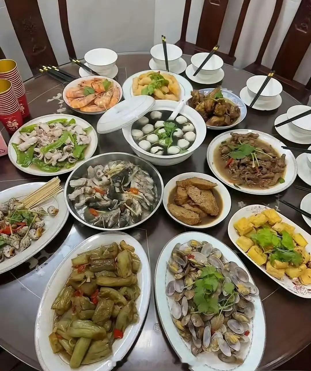 如果图上两家人同时邀请你去吃饭，你会去哪一家 