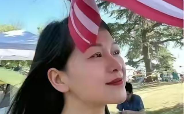 中国知名美女作家称在国内压抑不自由，让她活不下去，于是她抛弃父母，带着年幼的女儿