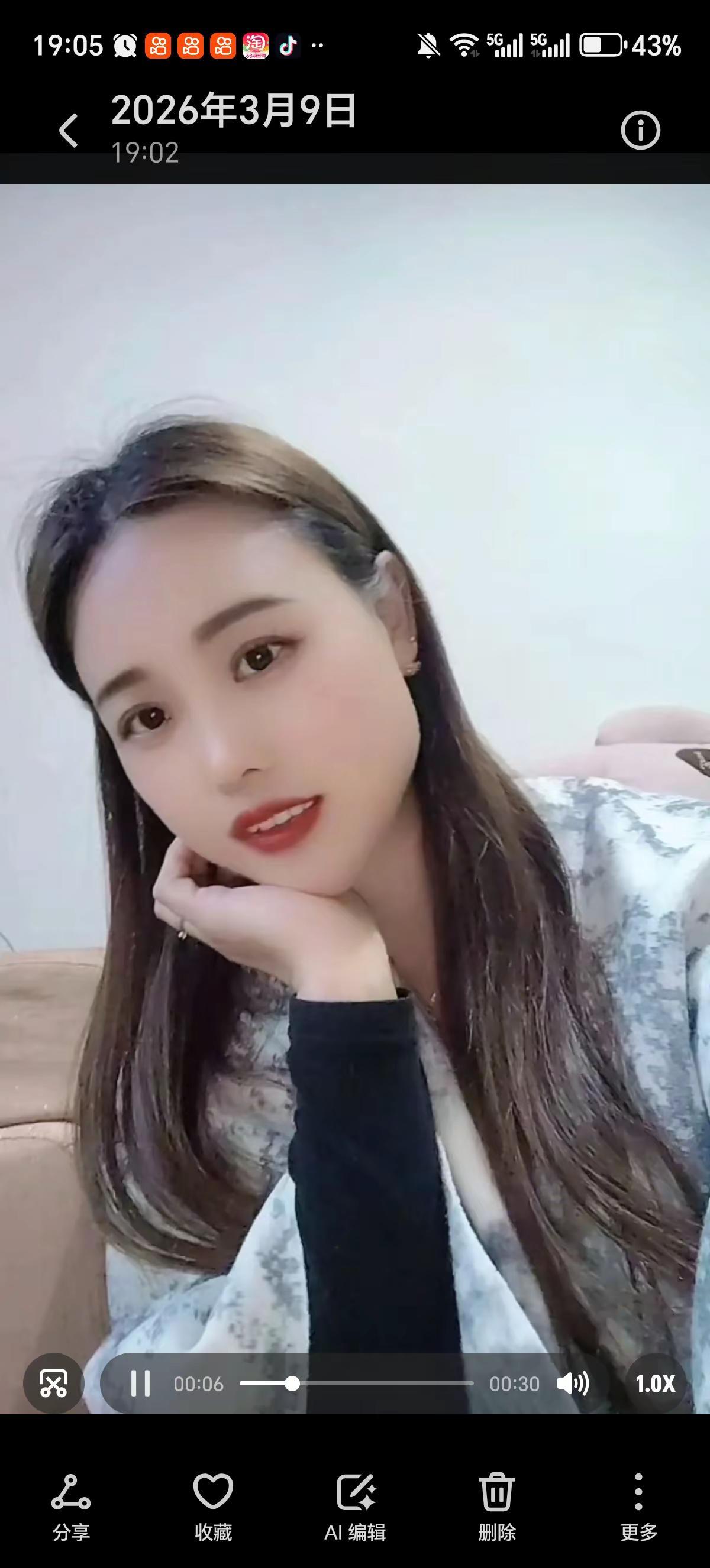 一件衣服不仅暖着整个身子，更温暖整个人心，披上这件衣服，心里如同阳光一样灿烂，脸