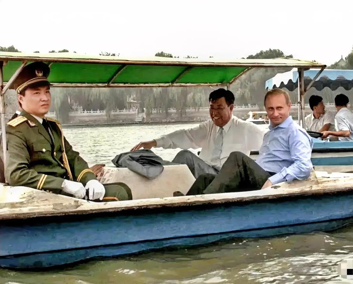 ·这是2000年的北海公园，一张普京悠闲蹬脚踏船的照片。镜头中他脸上挂着轻松的笑