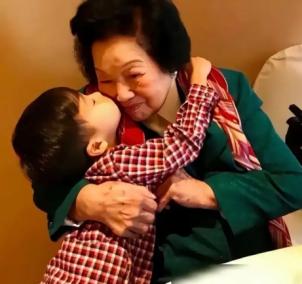 2013年，郭晶晶诞下长子霍中曦，90岁太奶奶吕燕妮在孙子霍启山搀扶下亲赴医院探