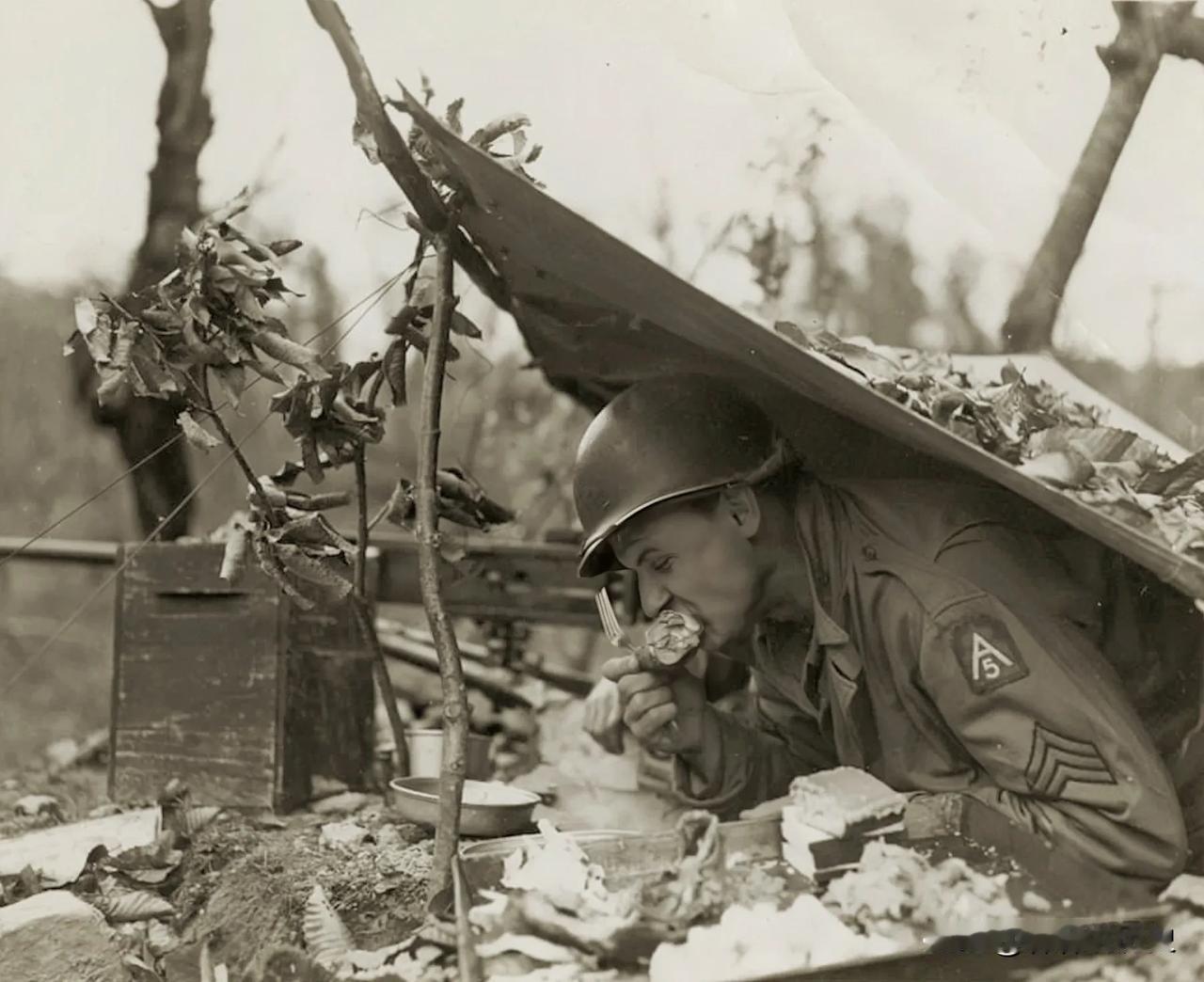 这张照片拍摄于1944年11月22日，地点位于意大利的哥特防线。

照片中，美国
