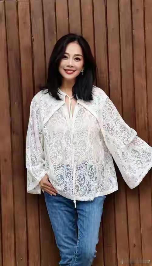 56岁陈松伶减肥后暴瘦，自曝丈夫每天监督减肥，现在状态像20多岁 