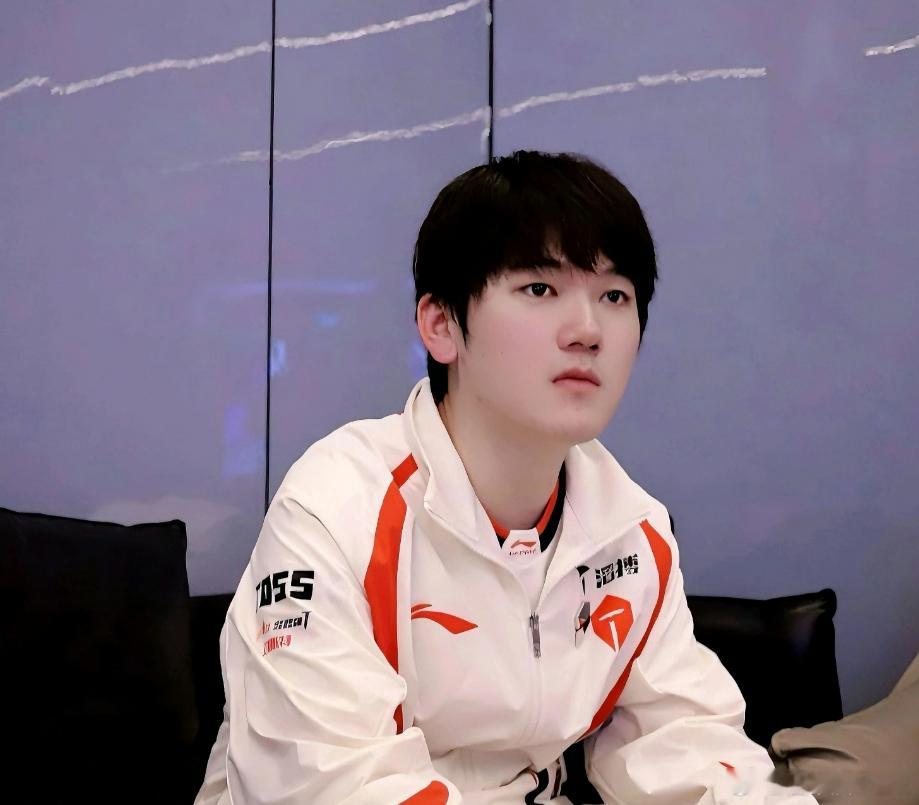 今晚BLG与T1先后赢下焦点战，全部晋级Msi，Jackeylov劳累了，决赛输