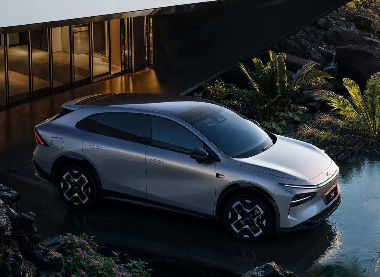 千呼万唤始出来，小鹏G7的官图终于赶在工信部之前正式亮相，从外观上不难看出新车采