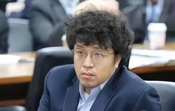 沈伯洋是去年10月28日被重庆公安局通缉的，将近4个月了，在这期间，沈伯洋非常嚣