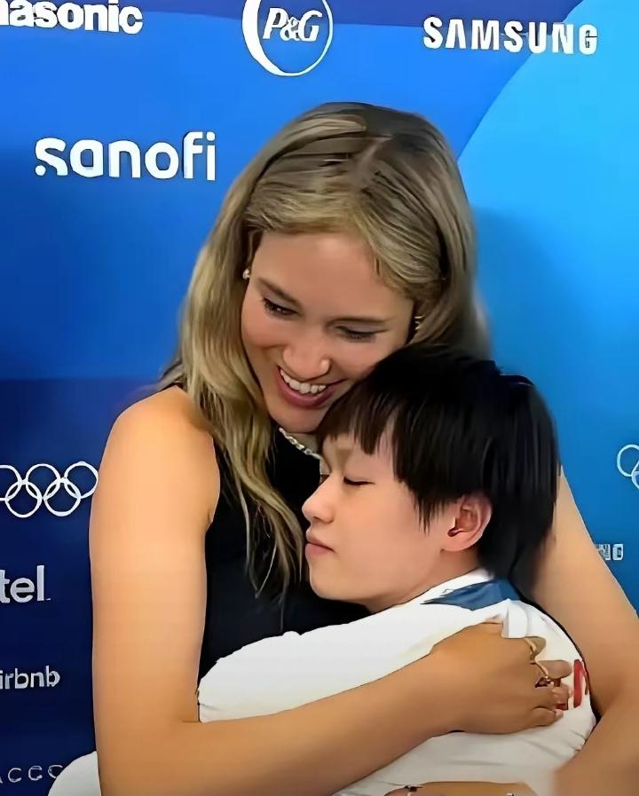 全红婵抱住谷爱凌那种享受的感觉，画面又甜又治愈。仰着小脸满眼真诚，直接来了一句“