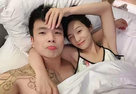 网红翻车见得多了，可像李KK这样一套剧本用两遍的，还真不多见。

佛山夜市里，她