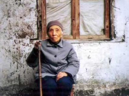 这是“刘文彩的五姨太”王玉清在92岁时的留影，早年有人让她揭发刘文彩强娶妇女的罪