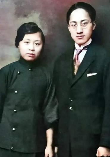 虽说徐志摩打心底嫌张幼仪土气，可晚上该履行的 “夫妻义务” 却一点没落下。张幼仪