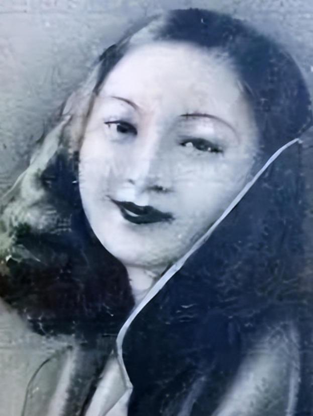 1952年，青岛第一名妓于小脚被执行枪决，人们将刑场围得里三层、外三层，都想一睹