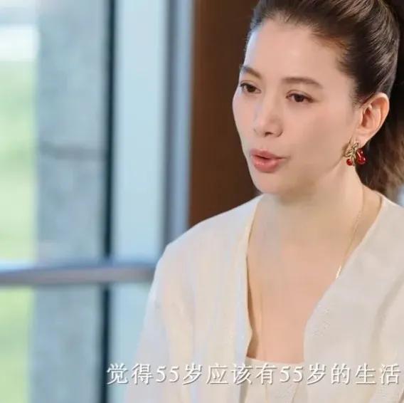 袁咏仪不扮嫩，就是因为接受老去的自己，接受当下的自己，而不是老了还停留在年轻的心