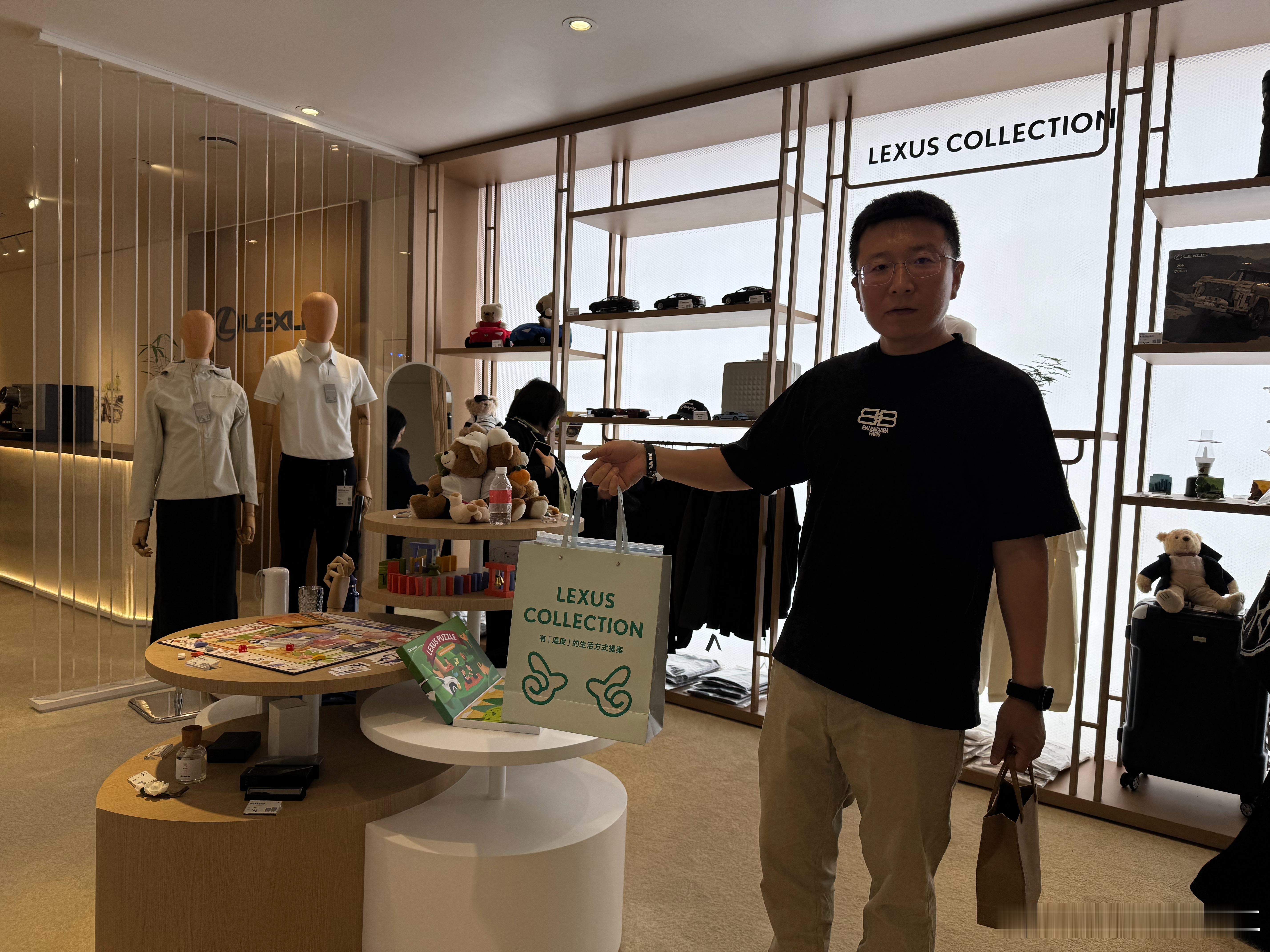 别人都在车展领礼品大包小包的我跑这来消费来了雷克萨斯出的周边T恤中国团队设计中国