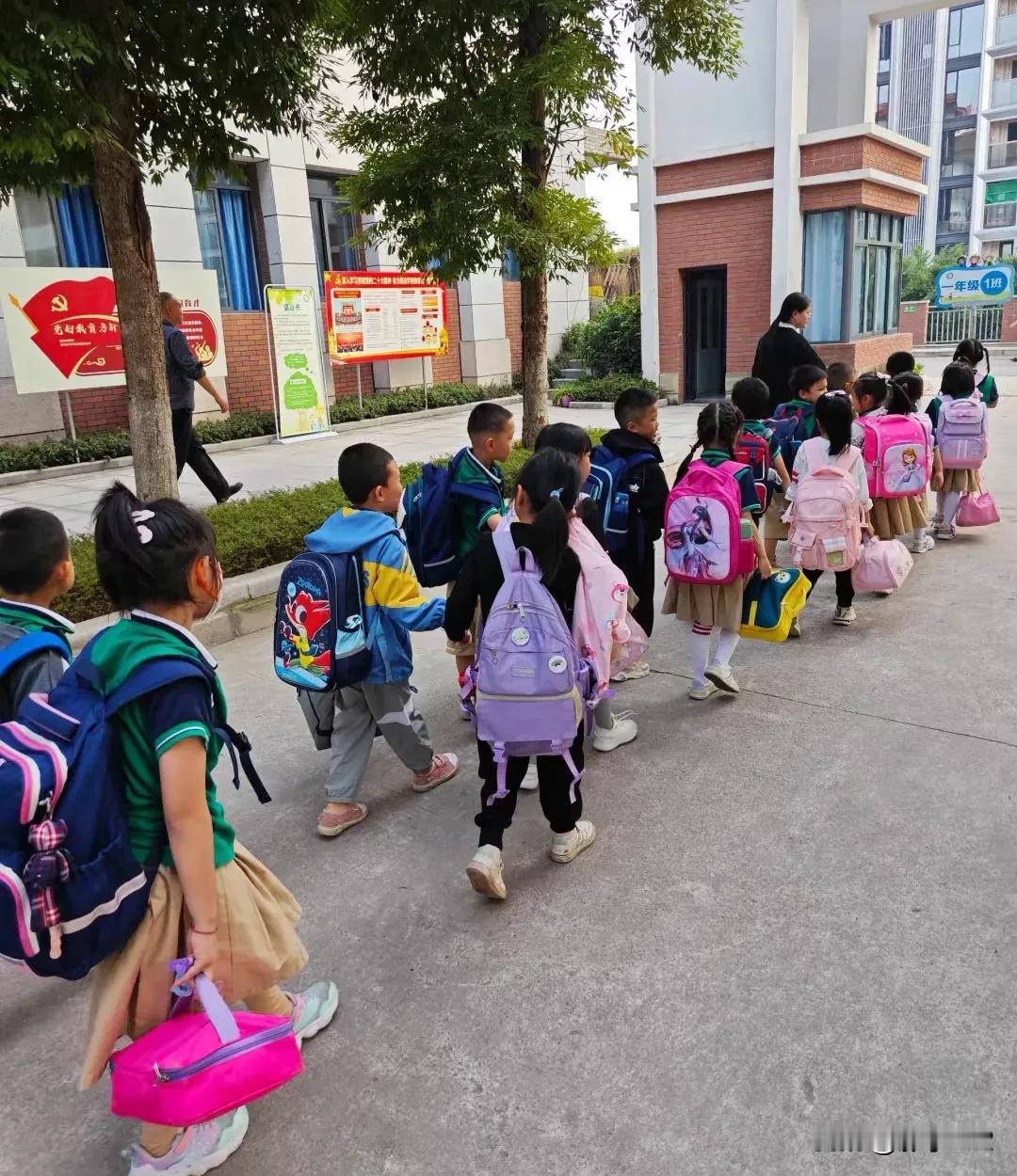多地中小学试行春秋假，我举双手赞成！这绝不是简单的“多放两天假”，而是给孩子减负