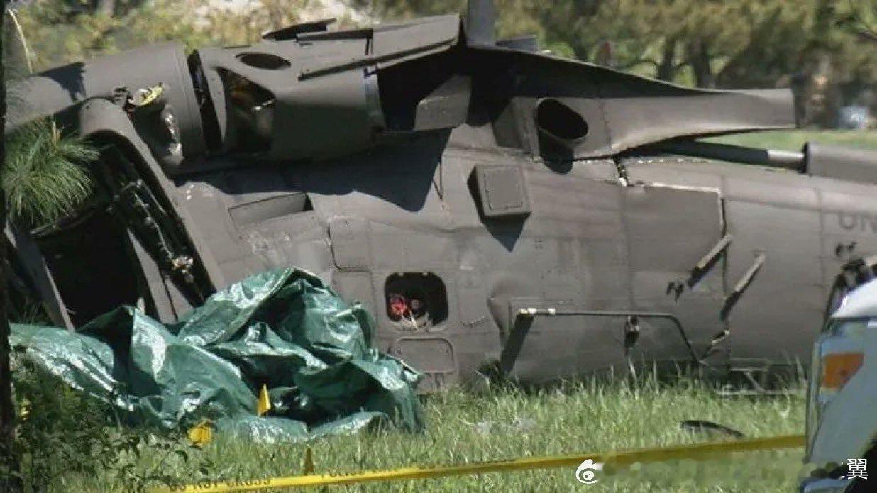 一架美国陆军的MH-60M“黑鹰”直升机在华盛顿州刘易斯-麦科德联合基地附近坠毁