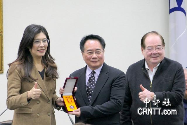 蔡正元当场泪目，这眼泪里，估计三分是感激，七分是愧疚。他做梦都没有想到，正当要被