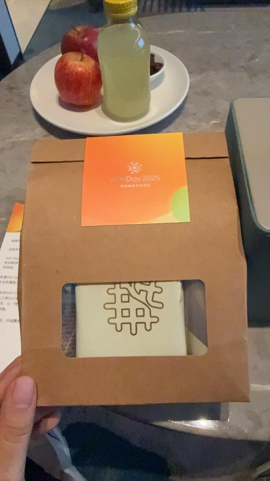 蔚来在酒店准备了零食袋，说实话在我还没开过蔚来的车之前，就已经是蔚来商城的忠实用