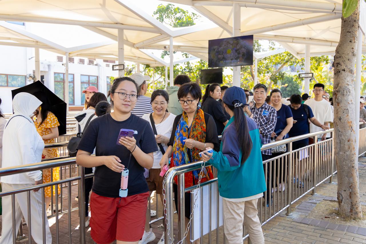 在西岛，我看到了海最该有的样子。
清晨六点，被窗外的马达声唤醒。推开窗，渔村码头
