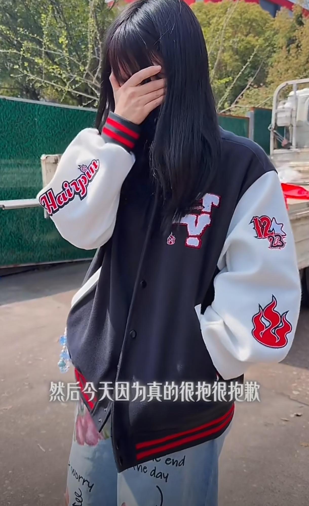 看哭！李艺彤含泪道歉，粉丝维权太戳心
 
李艺彤哭着和粉丝道歉 李艺彤应援会声明