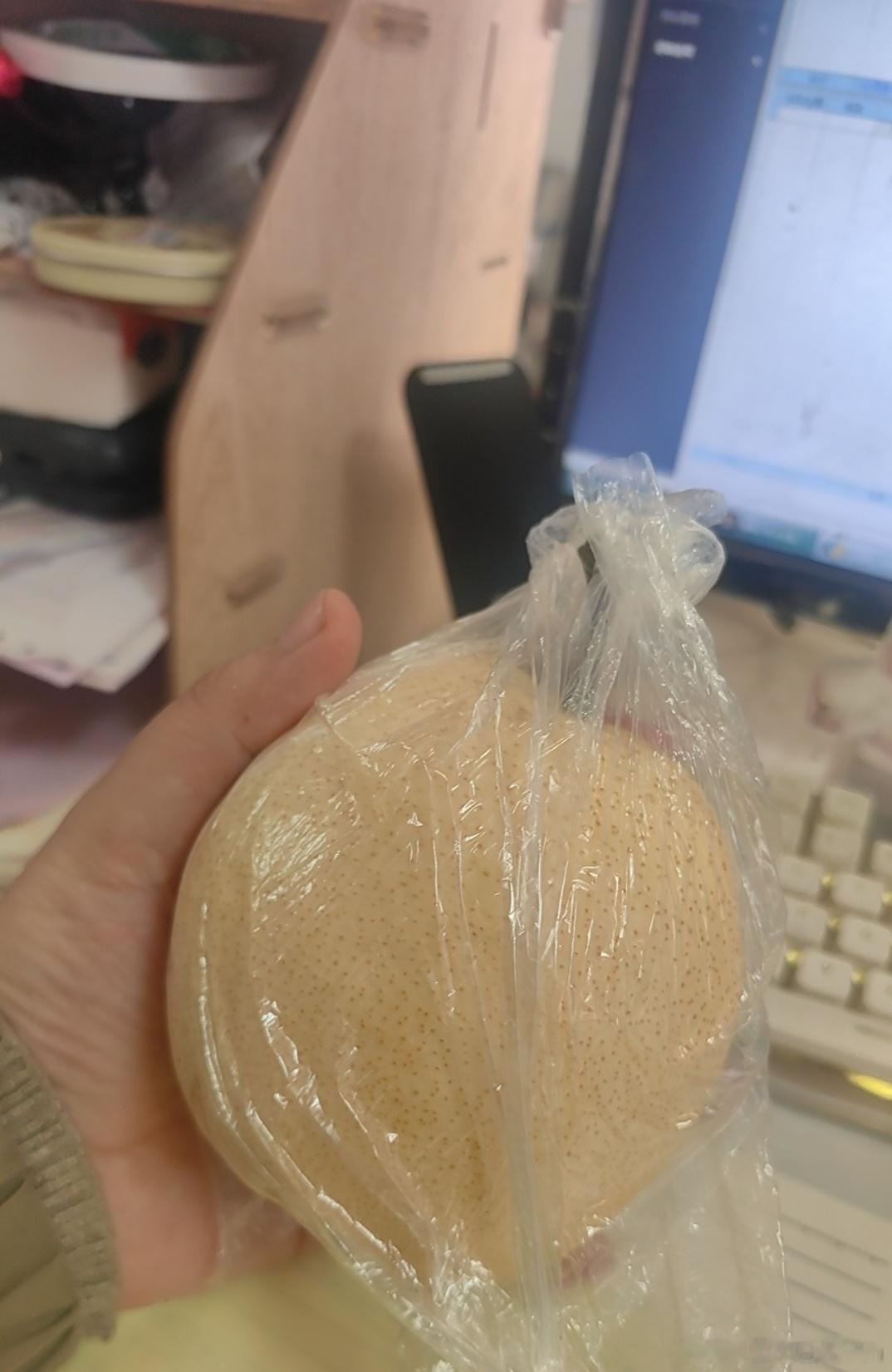 啥都不说！就说我们这儿的梨！六块一斤！我两个10块