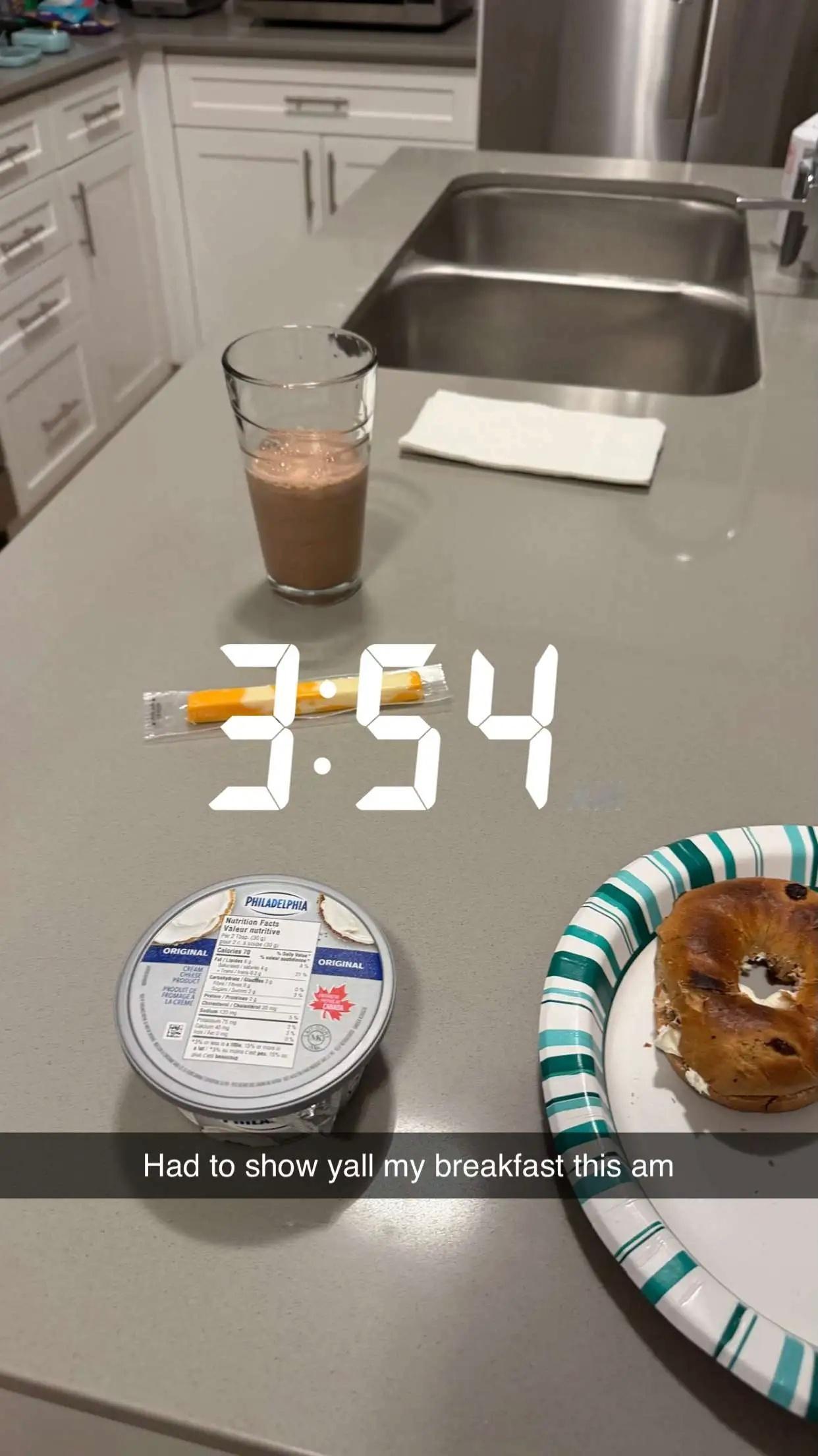 麦凯恩更新动态，去加拿大了，凌晨四点不到就起来吃早餐，还表达了对龙哥的不舍。编辑