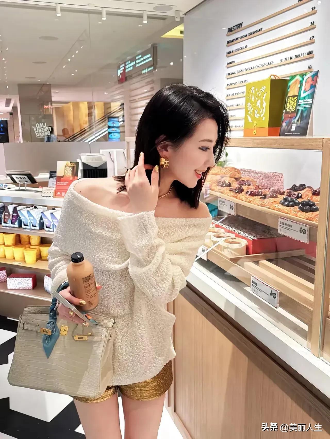 银线湾位于香港的西贡地区，这里游客稀少，海水清澈，是远离喧嚣、享受宁静的绝佳去处