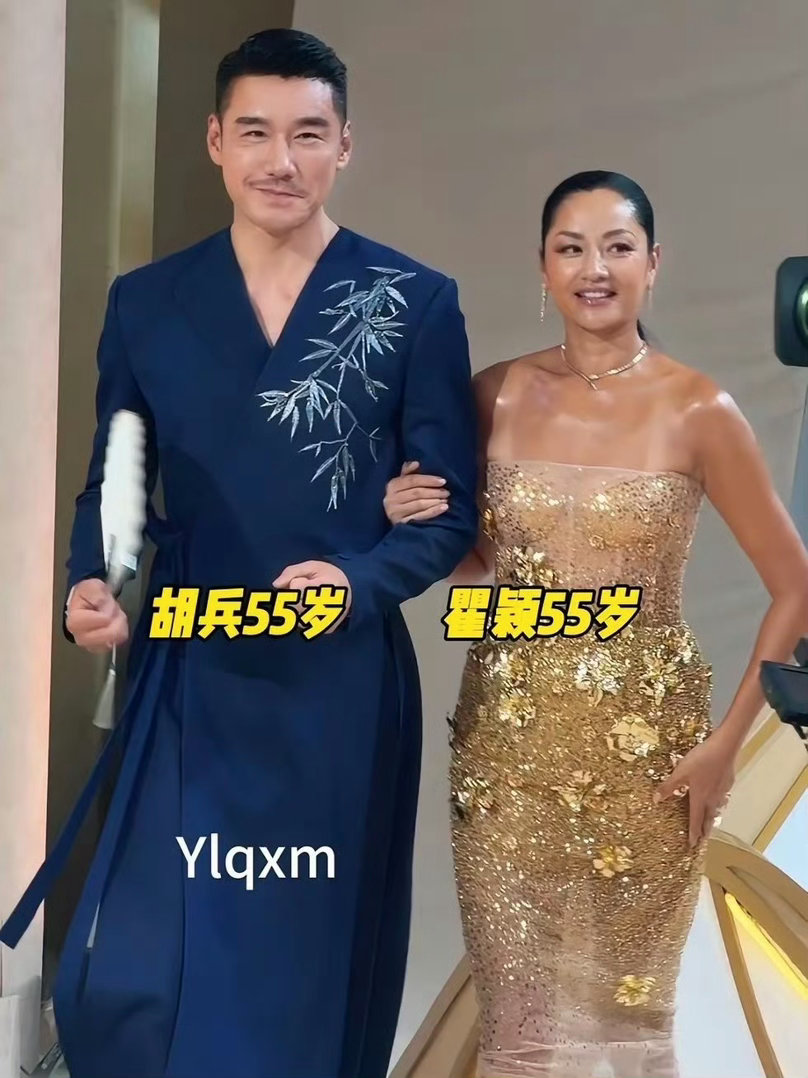胡兵比眼泪先来的是瞿颖的拥抱时尚中国之夜名场面太好哭，胡兵情绪涌上眼眶，泪水还没