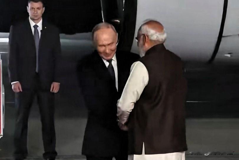 普京此次访问印度的合作焦点主要集中在能源、国防和经贸三大领域。

能源方面，印度