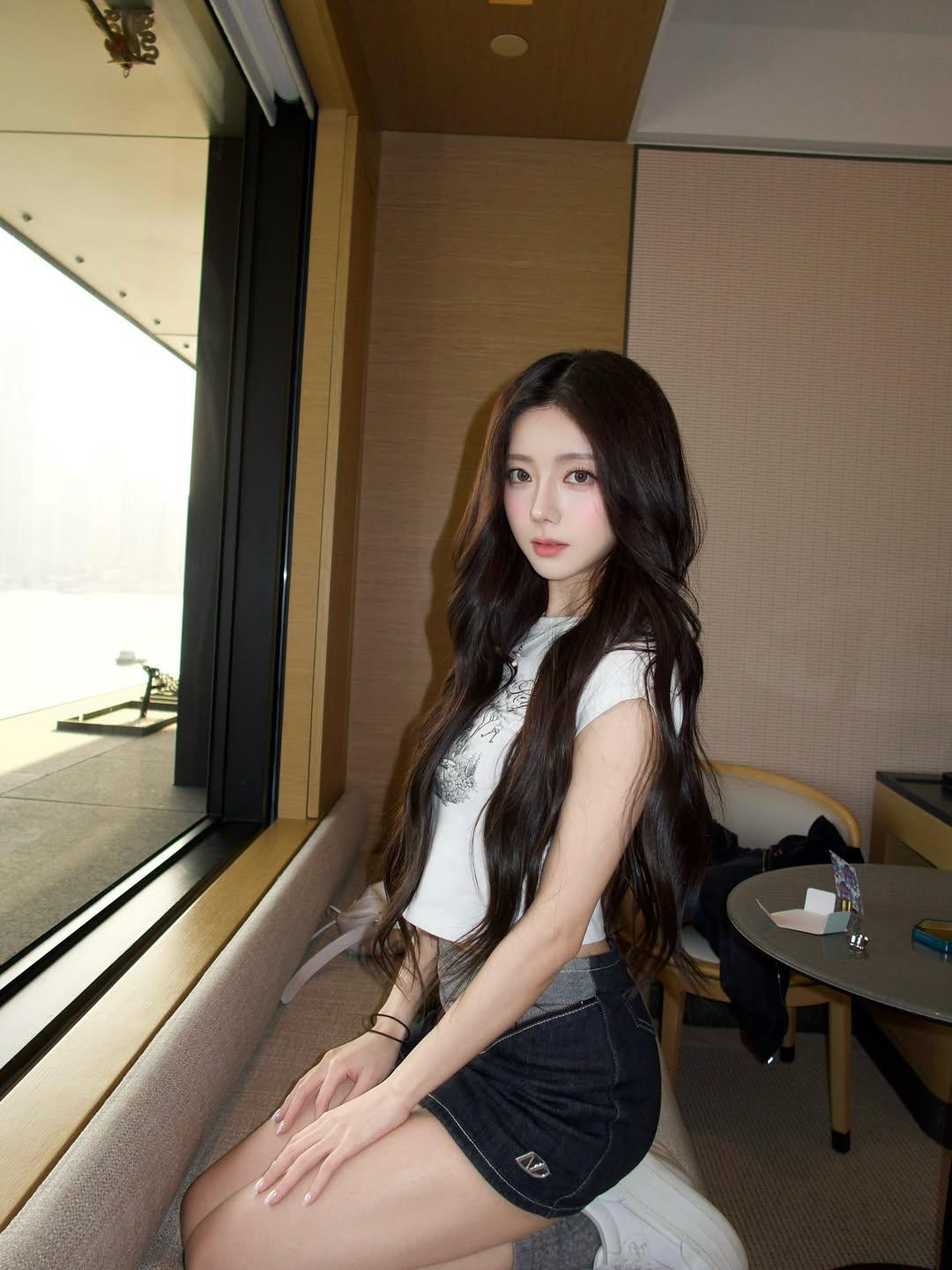 简简单单的白T牛仔，却被穿出了满满的精致感
窗边的阳光太加分，随手一拍都是大片感