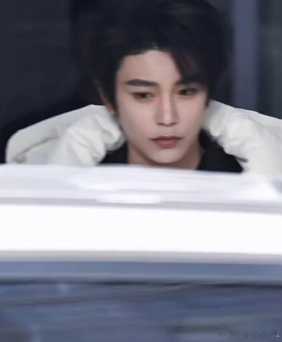 丁禹兮hi6路透独自入冬 别人还在享受单衣的自在，丁禹兮已经裹着长款白羽绒服开启