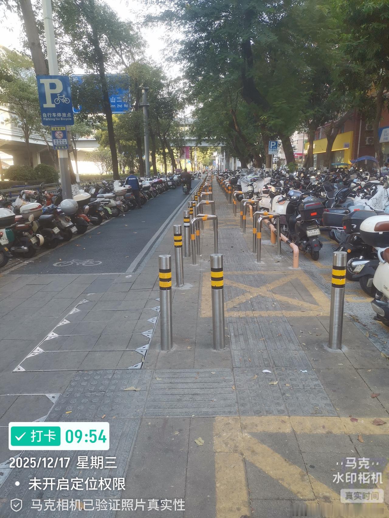 “老李，借你老妈给我用一下，我电动车在地铁站拉客被交警扣了 ，我带她过去交警队把