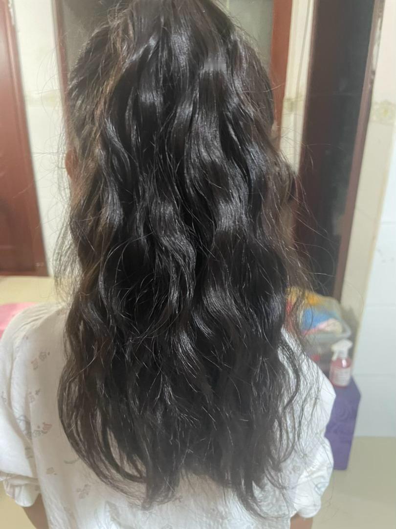 阿姨给妹妹编的四捆辫子，散开后直接成卷发了，还挺好看的，说不定想专门烫成这样还烫