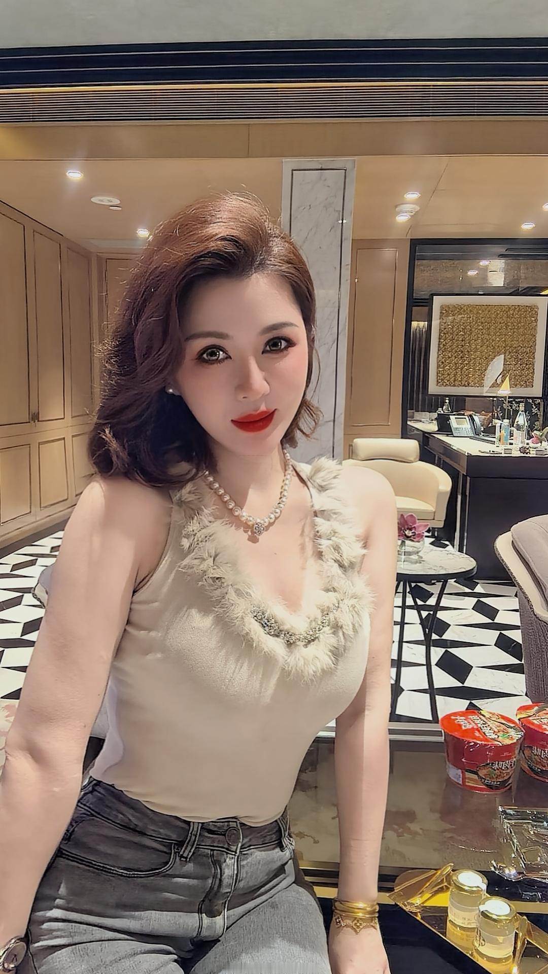 眼里有光，卡里有钱，这才是女人