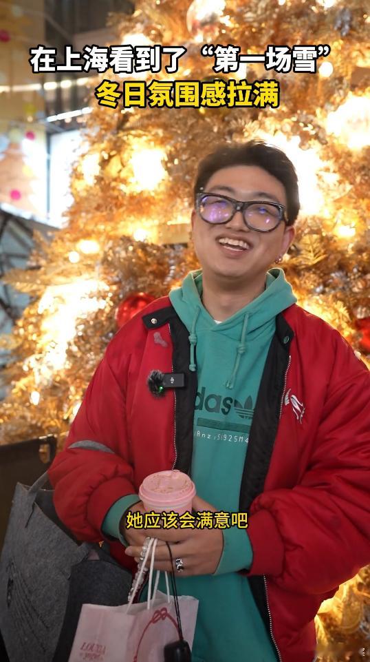 6岁萌娃在痛娃树下许愿南方人对雪的执念到底有多深 没真雪就人造，上海这波操作太懂