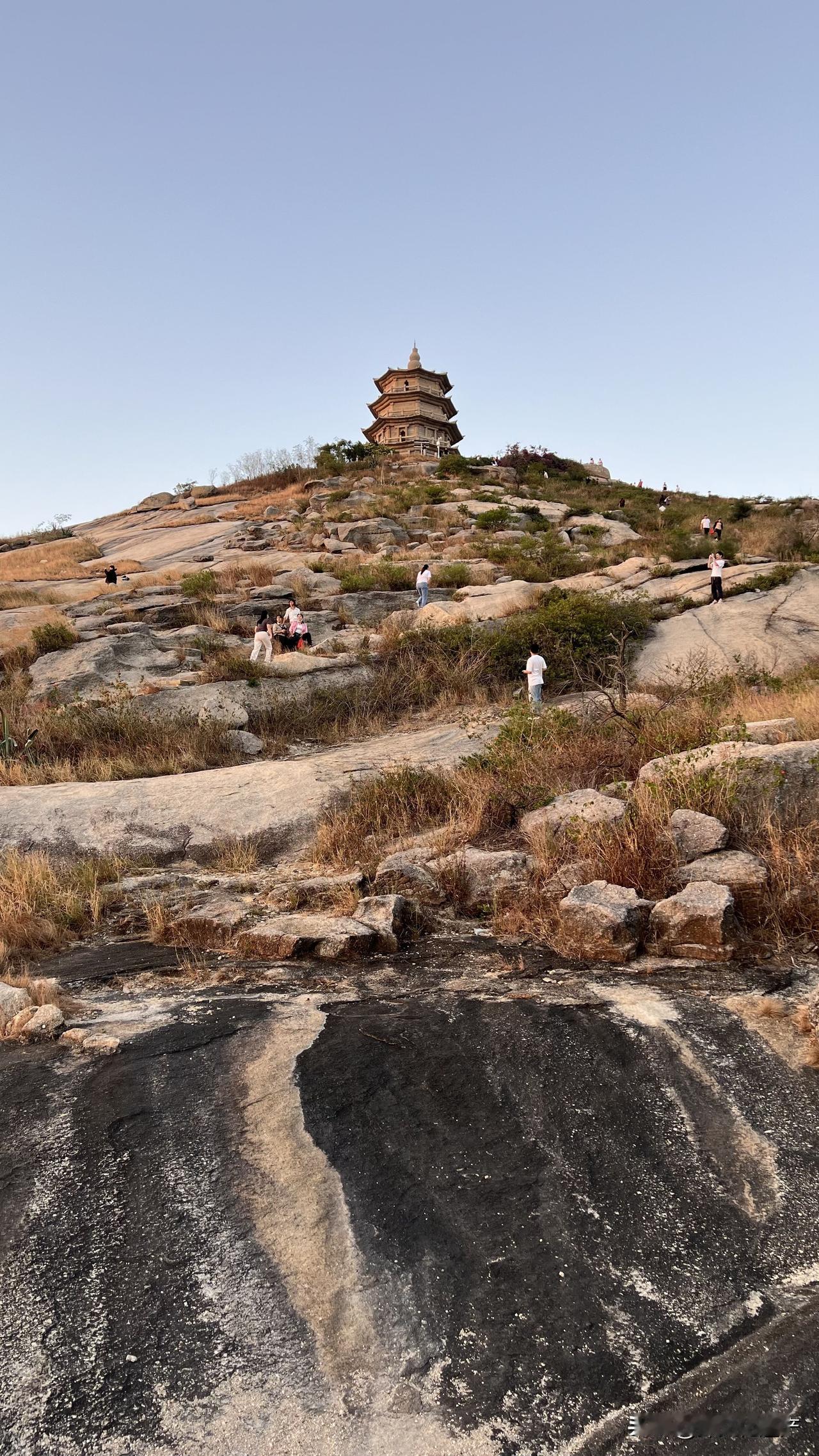 泉州宝盖山姑嫂塔，又称“万寿塔”，“关锁塔”，建于南宋绍兴年间。姑嫂塔背靠泉州湾