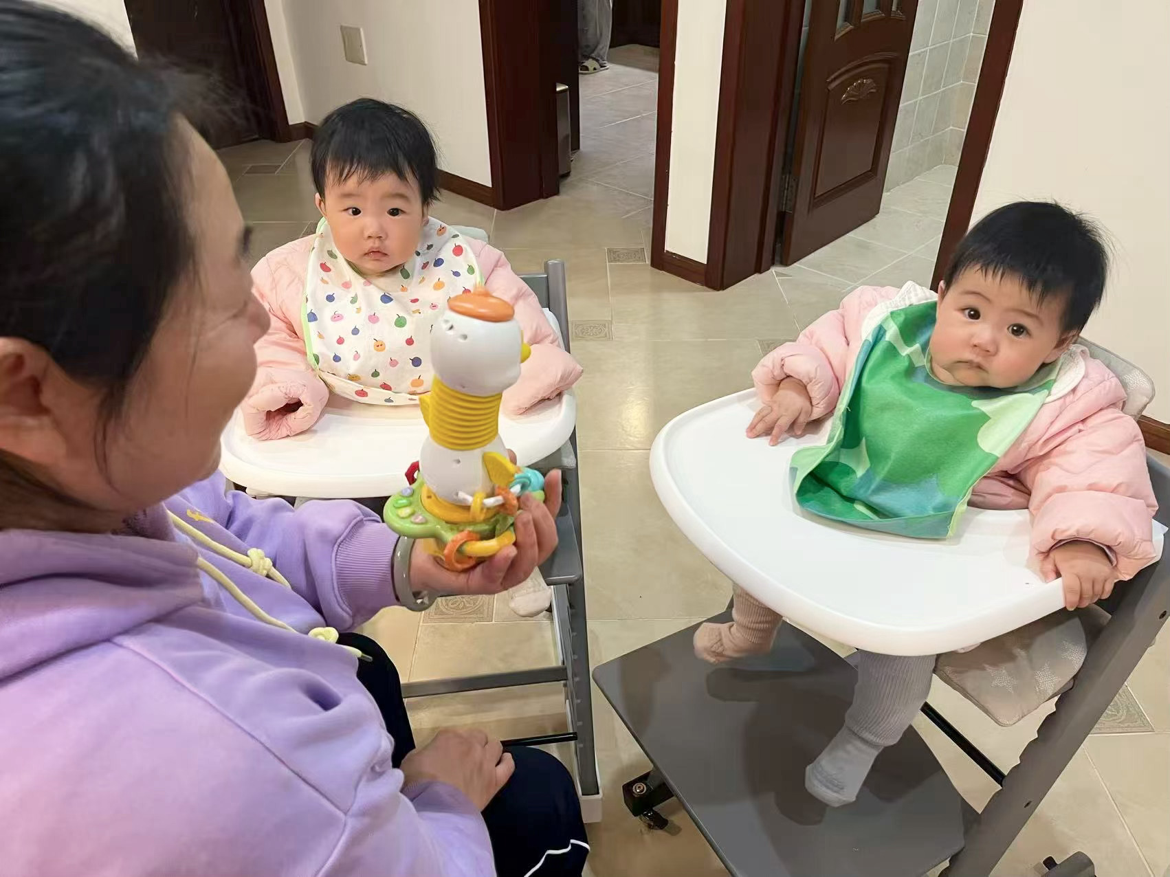 我表妹拍的绾绾照图1: 绾绾们4月份刚回山东图2: 这两天带我姥姥来看小重孙孙很