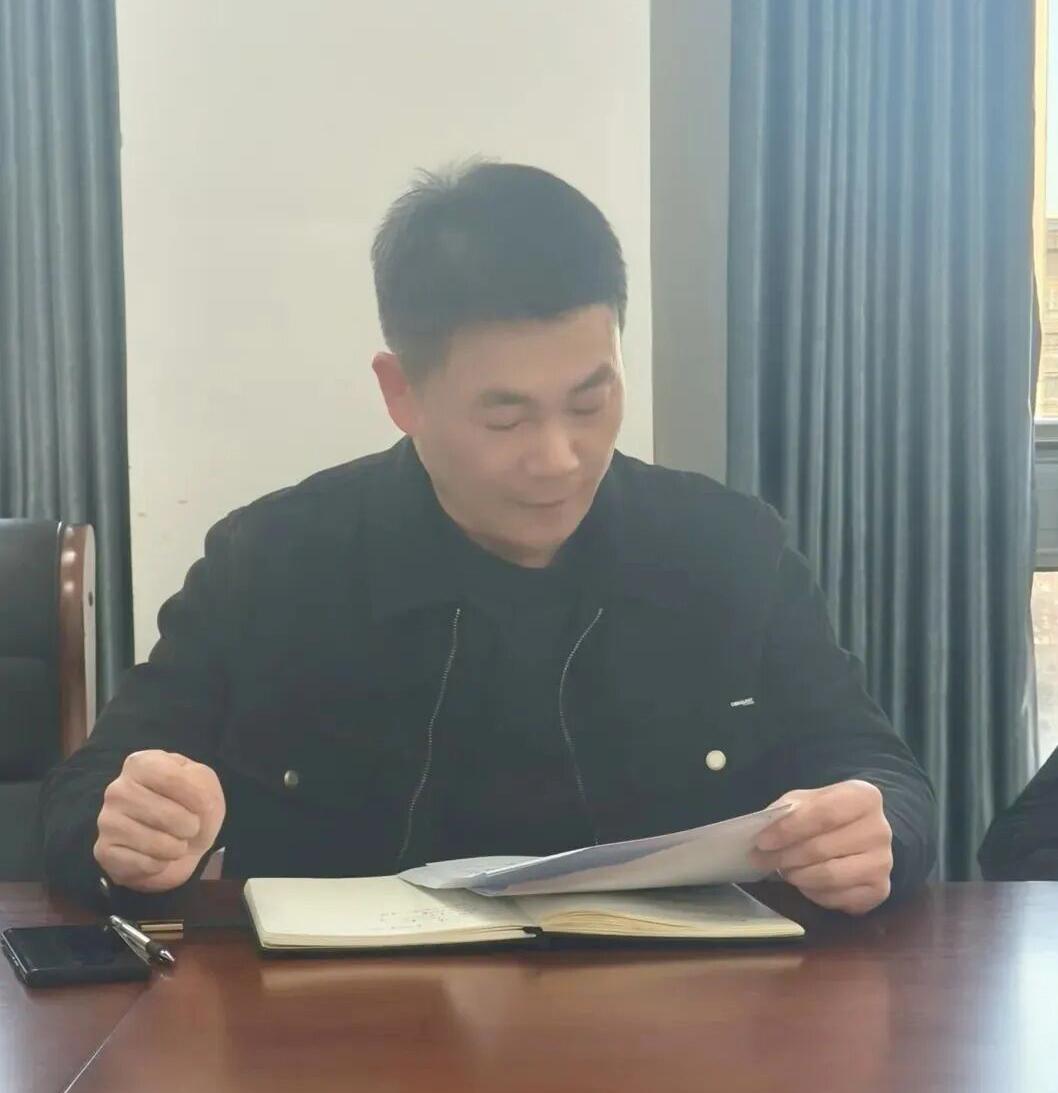 朋友的小孩在安徽省广德市滨河学校上初中，今天听他说滨河学校初中部的史校长在元旦前