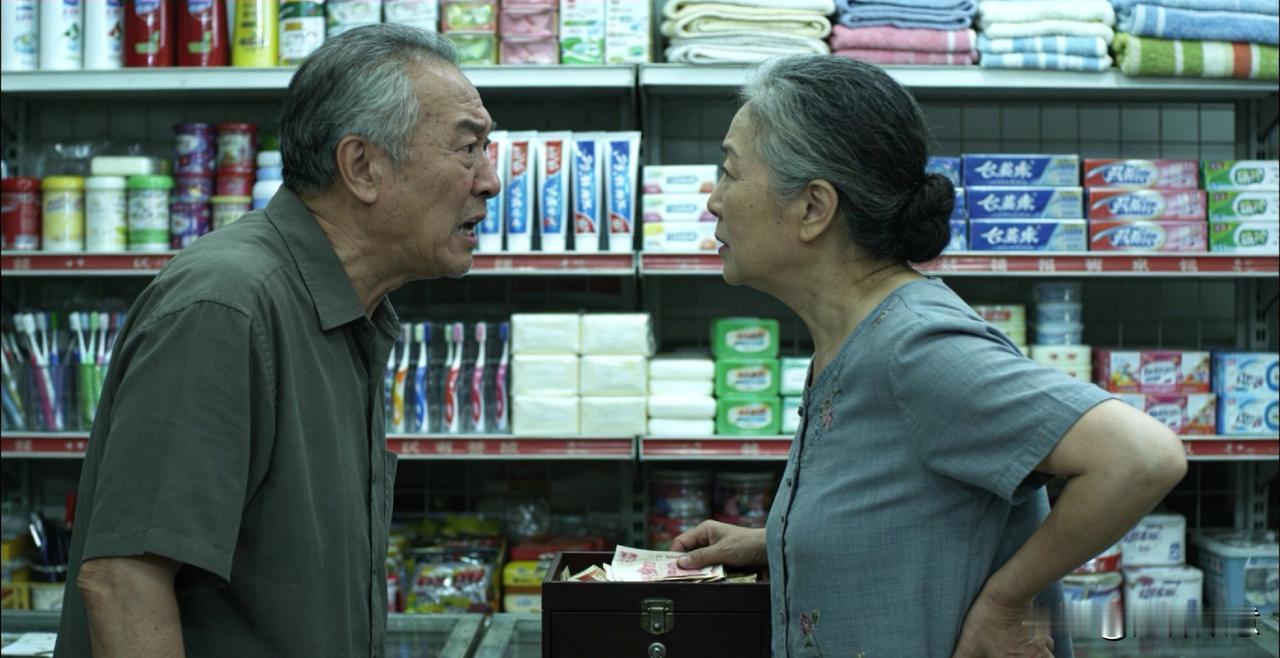 退休帮老伴看小卖部，她为啥把钱全给闺女？
 
我今年63岁，刚退休，老伴开了个社